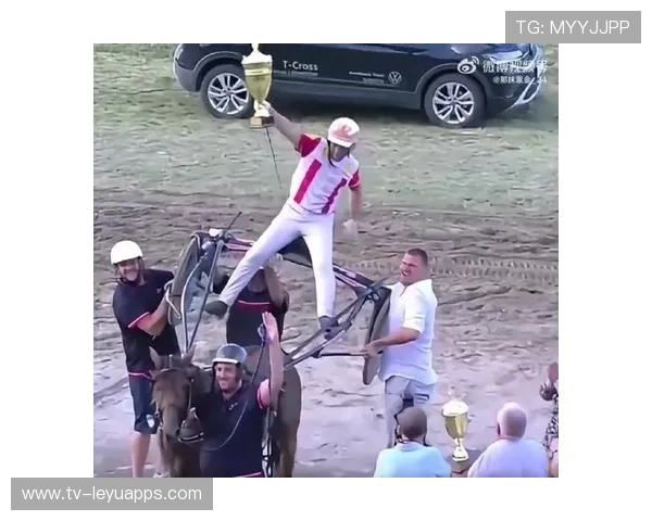 赛马：夺冠热门意外失蹄，全场一片惊呼