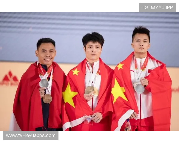 世界举重锦标赛：新纪录诞生，争议与喝彩并存，2021年世界举重比赛视频